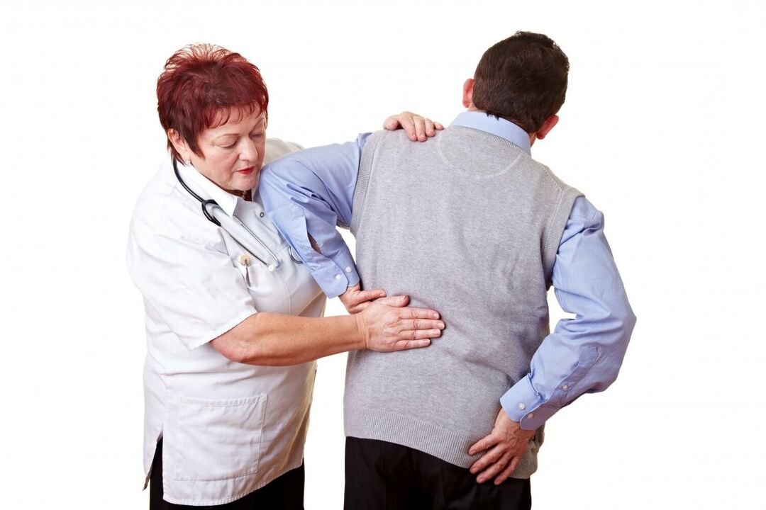 Ο γιατρός εξετάζει έναν ασθενή με πόνο στην πλάτη